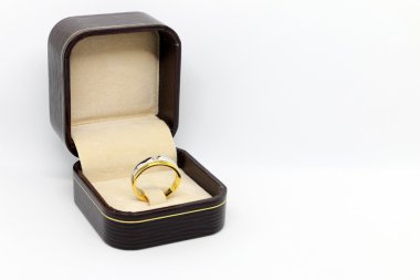 Beyaz arka plan üzerinde kahverengi renk kutusunda Dimond yüzük