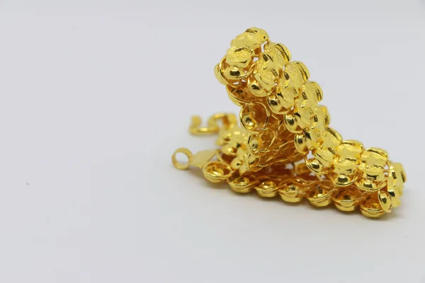 Arany karkötőt, fehér háttér, ékszerek és drágakövek — Stock Fotó