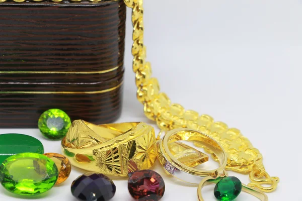Ornamento de ouro no fundo branco, jóias e pedra preciosa no fundo branco — Fotografia de Stock