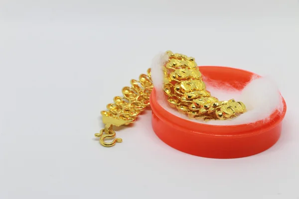 Bracciale in oro nella scatola rossa sullo sfondo bianco, gioielli e pietre preziose — Foto Stock