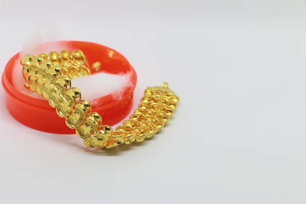Золотой браслет в красной коробке на белом фоне, украшения и драгоценный камень — стоковое фото