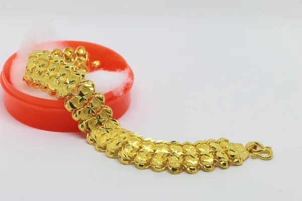 Bracciale in oro nella scatola rossa sullo sfondo bianco, gioielli e pietre preziose — Foto Stock