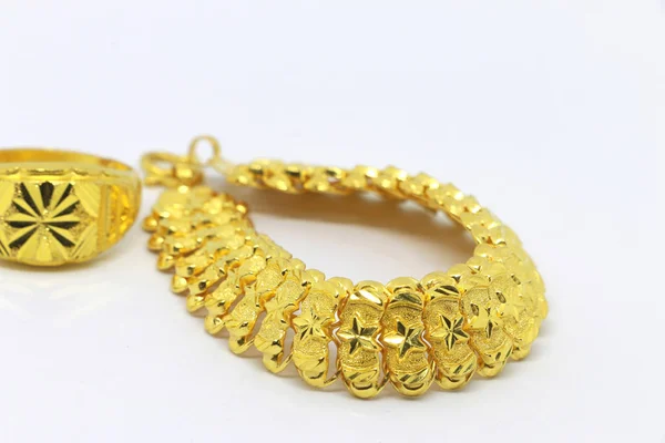 Arany karkötőt, a fehér background.jewelry drágakő — Stock Fotó