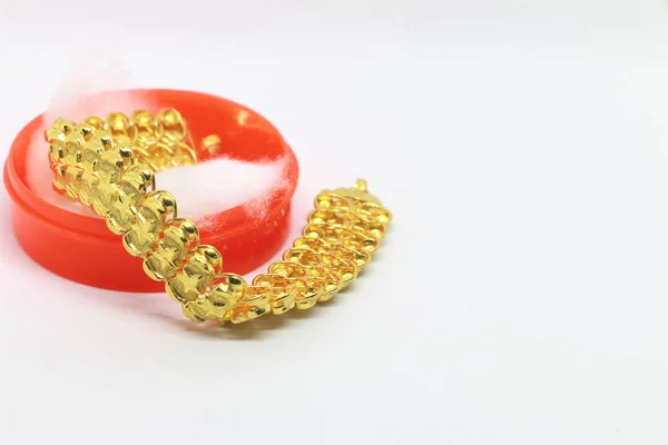 Arany karkötőt, a fehér background.jewelry drágakő — Stock Fotó
