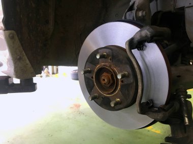 Disk sonu Onarım Servisi arabada, Disk sonu onarım beyaz kağıt üzerinde