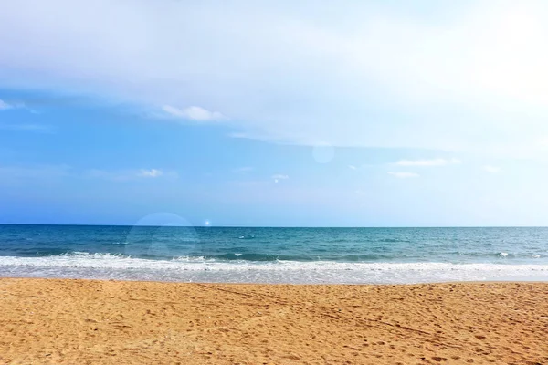 Beautiful beach on the sea and blue sky under the afternoon sun light, Mea Ramphueng beach -Rayong thThailand — стоковое фото