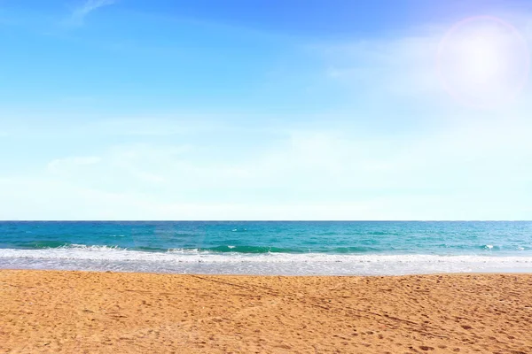 Beautiful beach on the sea and blue sky under the afternoon sun light, Mea Ramphueng beach -Rayong thThailand — стоковое фото