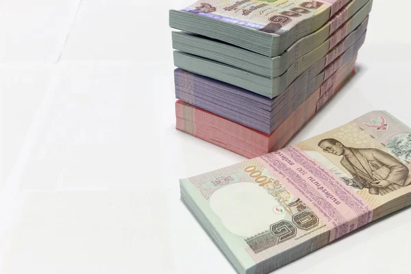 お金の背景、白い背景、タイのバーツのスタックの上のタイの通貨 — ストック写真