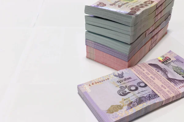 お金の背景、白い背景、タイのバーツのスタックの上のタイの通貨 — ストック写真