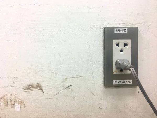 Stromstecker an der Zementwand — Stockfoto