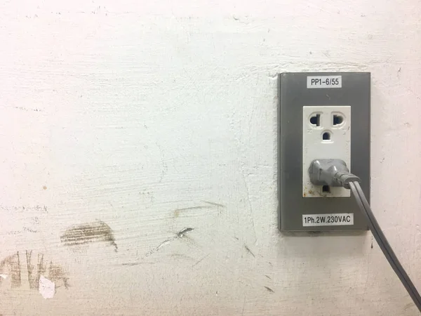 Enchufe de corriente eléctrica en la pared de cemento —  Fotos de Stock
