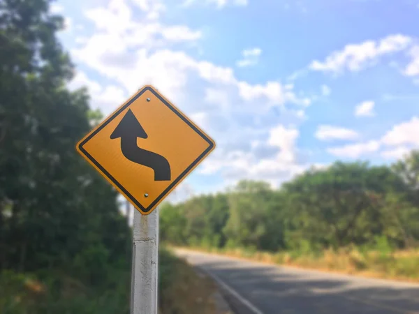 Yolda sürüş işaretine dikkat edin — Stok fotoğraf