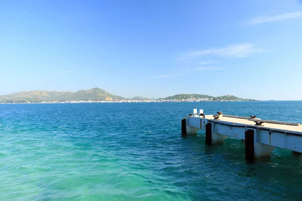 Hafen auf dem Hintergrund des Meeres. — Stockfoto