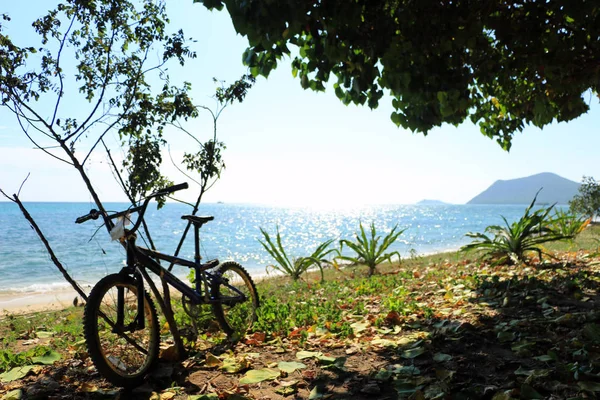 Bicicleta na bela praia — Fotografia de Stock
