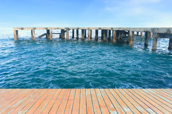 Balcón de madera frente al océano azul —  Fotos de Stock