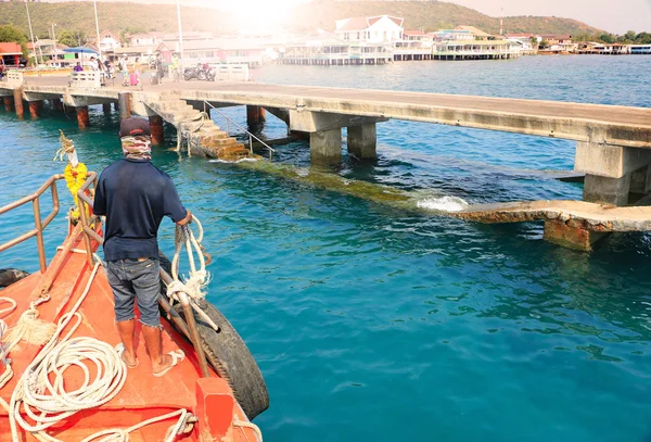 Transport båten förtöja i hamn — Stockfoto