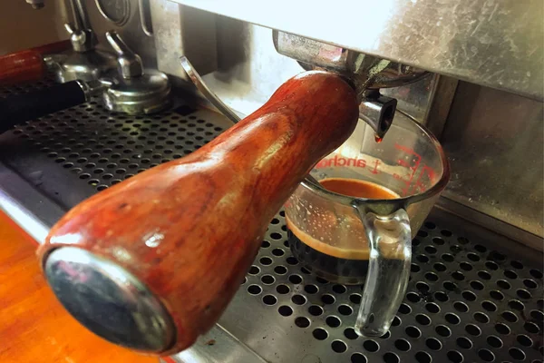 Эспрессо кофейный аппарат для приготовления кофе — стоковое фото