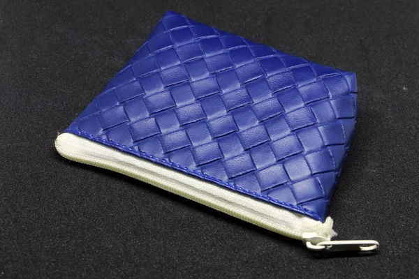 黒い背景に青い財布 — ストック写真