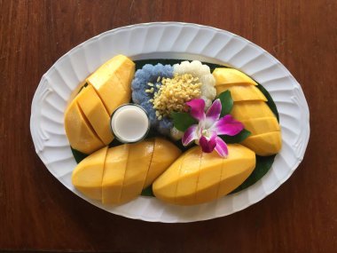 Mango ve antika arka plan üzerinde yapışkan pirinç