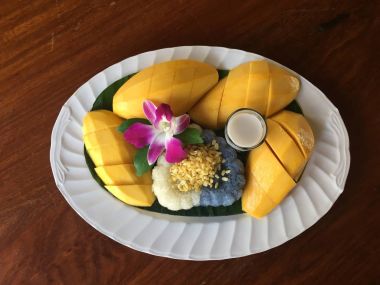 Mango ve antika arka plan üzerinde yapışkan pirinç