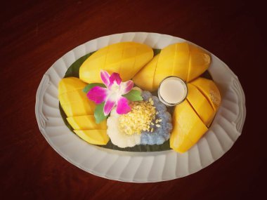 Mango ve antika arka plan üzerinde yapışkan pirinç