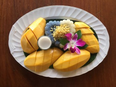 Mango ve antika arka plan üzerinde yapışkan pirinç