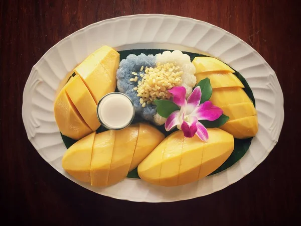 Mango i lepki ryż na tle archiwalne — Zdjęcie stockowe