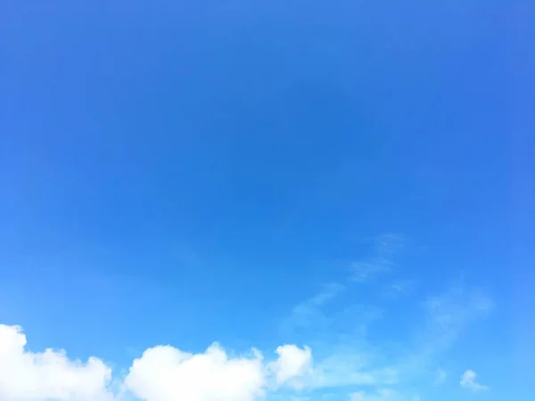 Schöner blauer Himmel und Wolkenhintergrund — Stockfoto