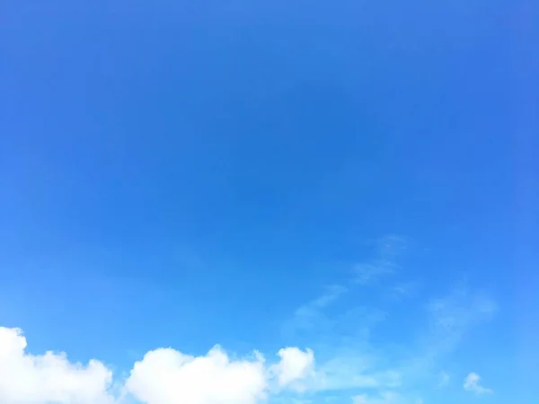 Céu azul bonito e fundo de nuvem Fotos De Bancos De Imagens Sem Royalties