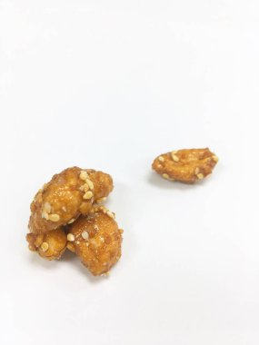 Fıstık kat şeker beyaz zemin üzerine