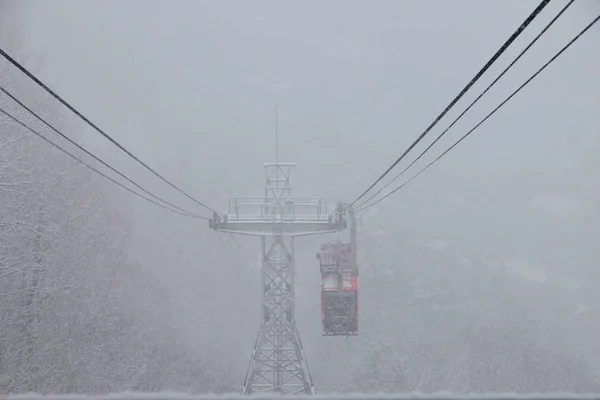 Elevadores através da neve — Fotografia de Stock