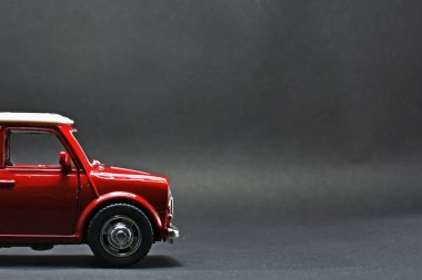 Neredeyse siyah renkli bir katta küçük bir kırmızı araba