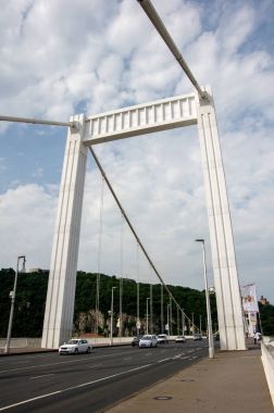 Budapeşte, Macaristan - 7 Ağustos 2014. Budapeşte'Erzbet Köprüsü'nün parçası. Köprüler, Budapeşte - Macaristan'ın başkenti manzaraları