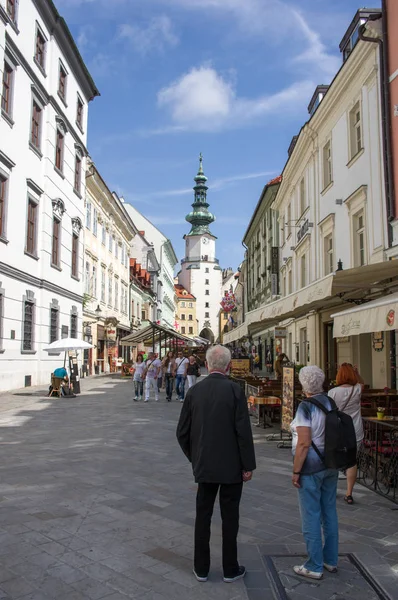 Bratislava, Slovaquie - 5 août 2014. Touristes âgés dans la rue de Bratislava. Chaque jour, de nombreux touristes viennent à Bratislava — Photo