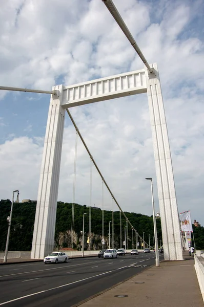 Budapeşte, Macaristan - 7 Ağustos 2014. Budapeşte'Erzbet Köprüsü'nün parçası. Köprüler, Budapeşte - Macaristan'ın başkenti manzaraları