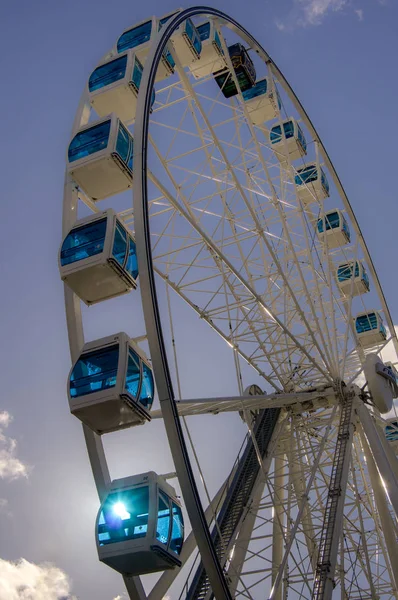 Helsinki, Finlândia - 3 de setembro de 2014. Roda gigante com cabines azuis no porto de Helsinque. Helsínquia recebe convidados vários entretenimentos — Fotografia de Stock