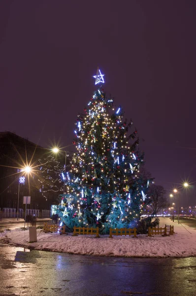 Las decoraciones de Año Nuevo de la ciudad —  Fotos de Stock