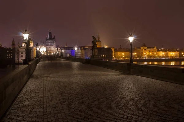 Prag'daki Charles Köprüsü, gece.