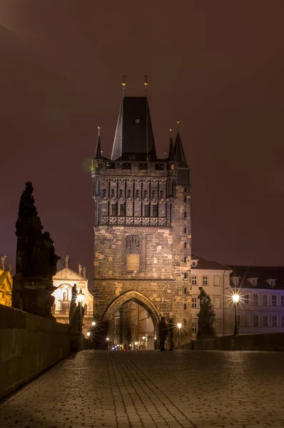 Karlsbron i Prag på natten. — Stockfoto