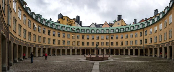 Le bâtiment avec une cour ronde dans la capitale suédoise. À Stockholm, il y a beaucoup de bâtiments intéressants . — Photo
