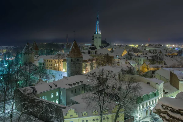 Tallin, Estonia - 6 de enero, 16. Vista nocturna del Tallin cubierto de nieve . —  Fotos de Stock
