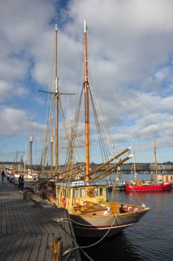 Stockholm, İsveç - 15 Ekim 2016. Stockholm Skeppsholmen adası iskelede gemi yelken. Bu ada çok farklı gemi görebilirsiniz.