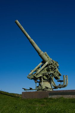 Mavi gökyüzü arka plan üzerinde bir granit kaide üzerinde uçaksavar topu