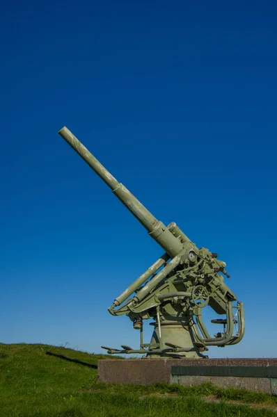 青空を背景に 花崗岩の台座の上の対空機関砲 — ストック写真