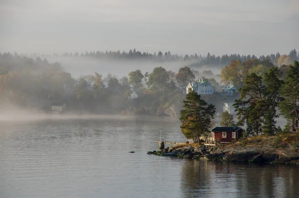 Stokholm, İsveç, 15 Ekim 2016 - Dawn adalar arasında. İsveç başkenti çevresinde birçok ada.