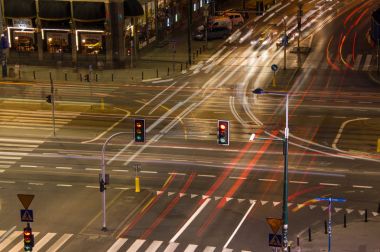 Varşova, Polonya - 23 Haziran 2016. Gece yol kavşak Polonya başkentinde. Gecenin gelmesiyle hareketi durmuyor ama daha canlı hale gelir.