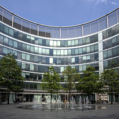 Varşova, Polonya - 23 Haziran 2016. Modern evler Polonya başkentinde. Varşova modern mimari cam büyük miktarda tarafından ayırt edilir.