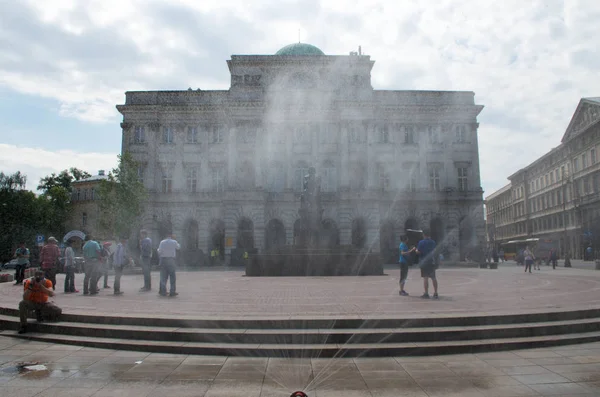 Varşova, Polonya - 23 Haziran 2016. Geçici bir çeşme Nicolaus Copernicus Varşova Anıtı önünde. Sıcak yaz aylarında yetkililere Polonya başkentinin geçici çeşmeler için vatandaşların sağlamak.