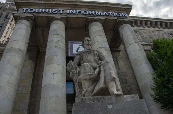 Varşova, Polonya - 23 Haziran 2016. Varşova Merkezi Bilim ve Kültür Sarayı'nın heykel. Binanın 1955 yılında inşa edilmiştir. Palac Kultury Lehçe özgün adıdır ben Nauki