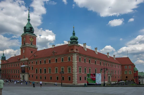 ワルシャワ ポーランド 2016 ワルシャワ旧市街地の城広場 旧市街は ポーランドの首都での観光客の最も人気のある目的地 — ストック写真